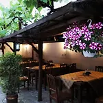 за гости The Old House Hotel