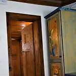за гости The Old House Hotel Velingrado