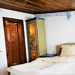 за гости The Old House Hotel Velingrado