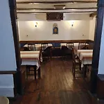 за гости The Old House Hotel 3*