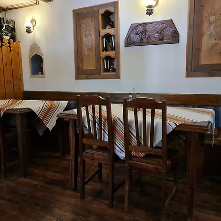 за гости The Old House Hotel