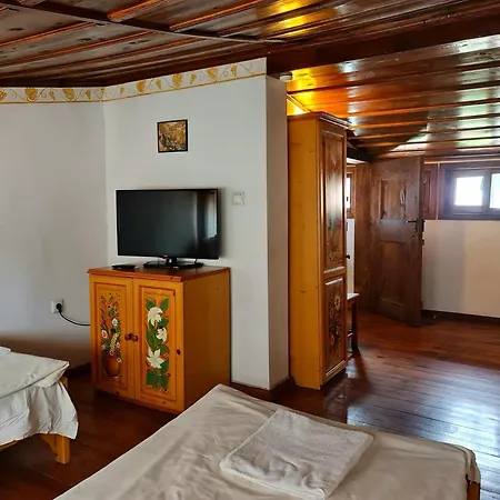 за гости The Old House Hotel