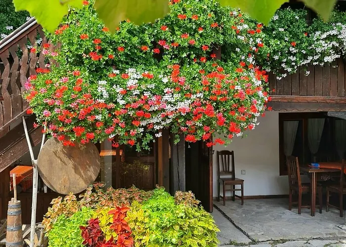 за гости The Old House Hotel 3*