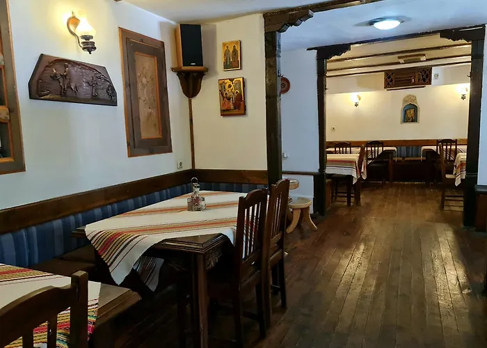 за гости The Old House Hotel